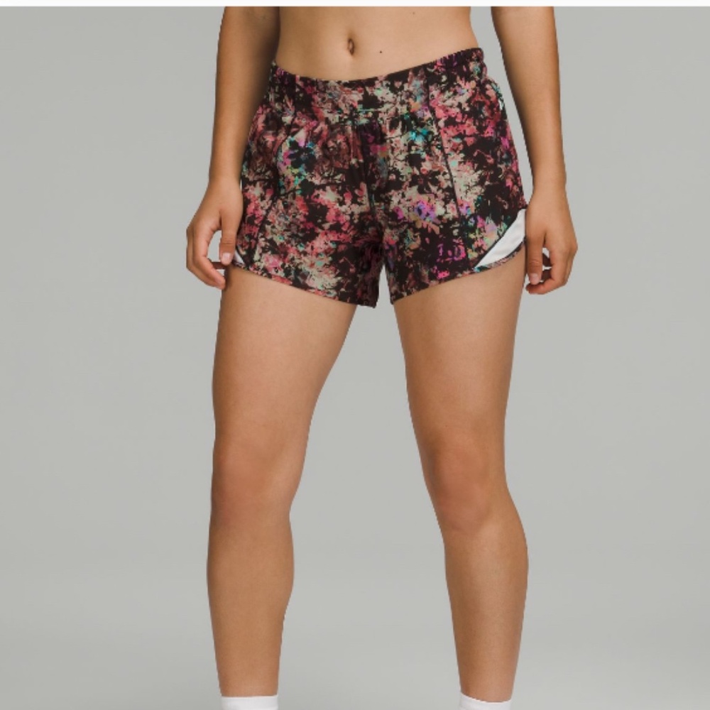 Lululemon Hotty Hot Low Rise Shorts 4"